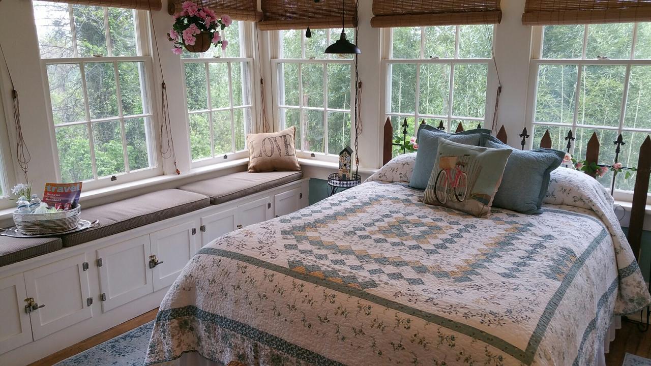 Almost Heaven Bed & Breakfast Вейнсвілл Екстер'єр фото